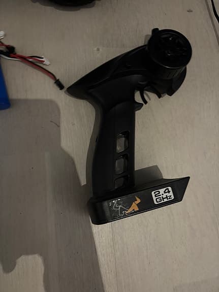 Radiostyrd bil offroad med 2,4 GHz handkontroll och batterier