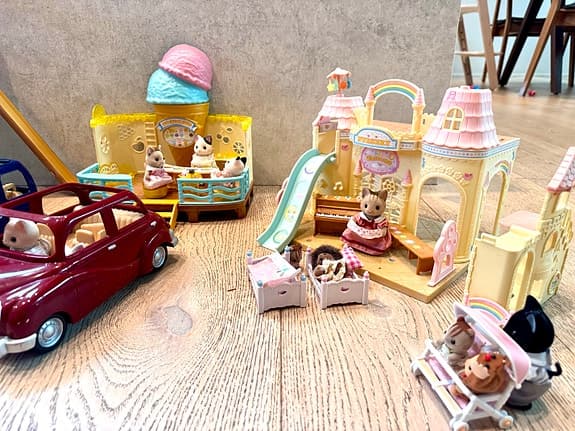 Sylvanian Families lekset med hus, bilar och figurer