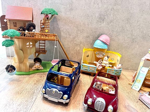 Sylvanian Families lekset med hus, bilar och figurer