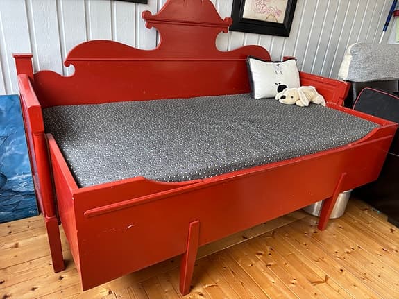 Röd bäddsoffa/säng säljes