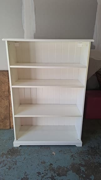 Vit bokhylla med fyra hyllplan