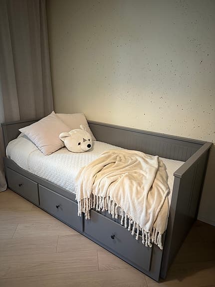 Utdragbar säng med 3 lådor