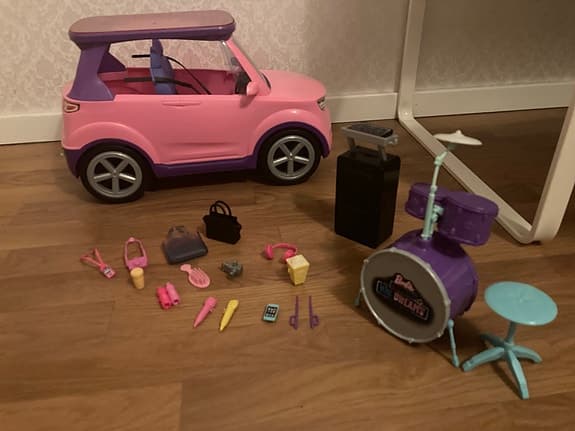 Barbie bil och garderob