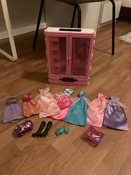 Barbie bil och garderob