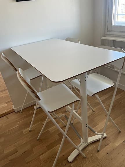 Vitt barbord med 4 fällbara stolar
