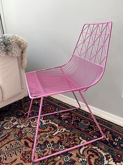 Stol i rosa/lila metall till barnrummet