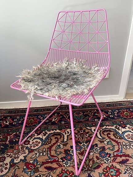 Stol i rosa/lila metall till barnrummet