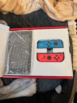 Nintendo Switch spelkonsol med blå/röd Joy-Con