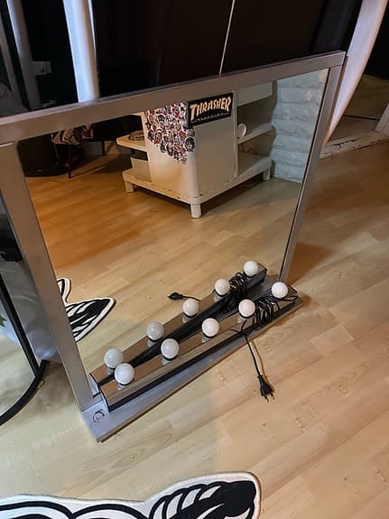 Spegel med lampor från Ikea