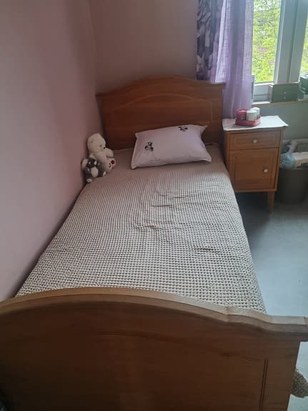 Komplett Säng + ram med nattduksbord 90×180 i massivt trä