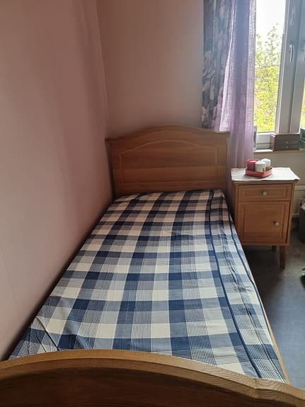 Komplett Säng + ram med nattduksbord 90×180 i massivt trä