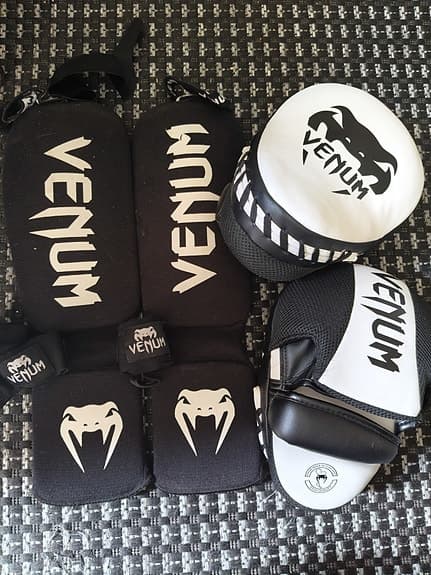 Venum Focus Mitts Cellular 2.0 + benskydd + 2 st 2.5 meters handlindor