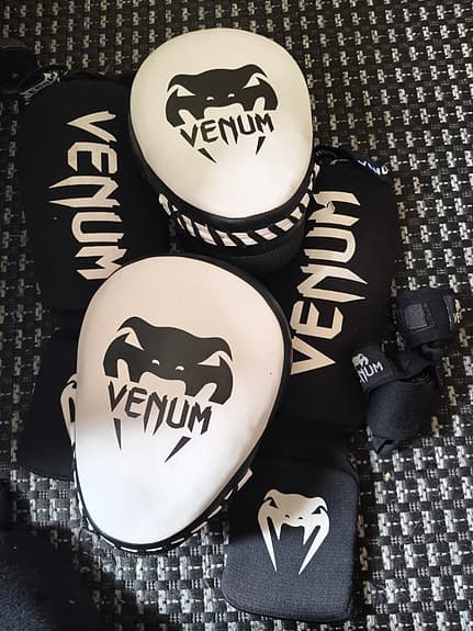 Venum Focus Mitts Cellular 2.0 + benskydd + 2 st 2.5 meters handlindor