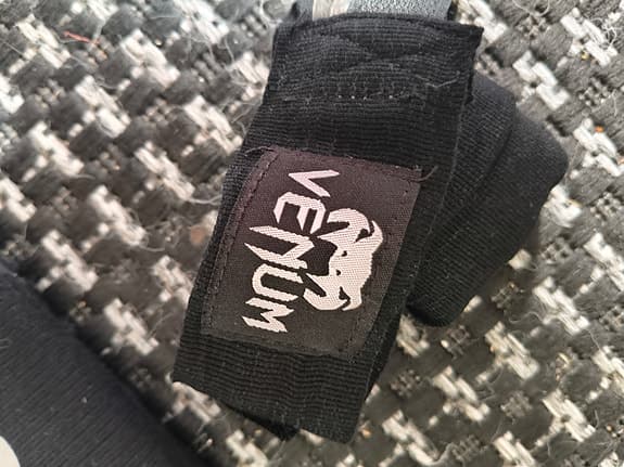 Venum Focus Mitts Cellular 2.0 + benskydd + 2 st 2.5 meters handlindor