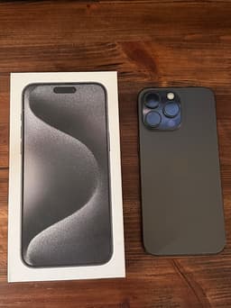 iPhone 15 Pro Max med bra batterihälsa och box