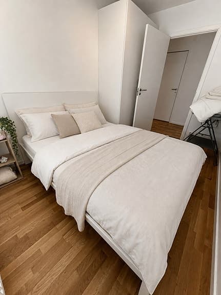 IKEA säng med madrass vit
