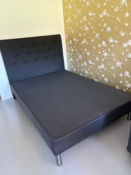 IKEA säng med hög gavel mörkgrå