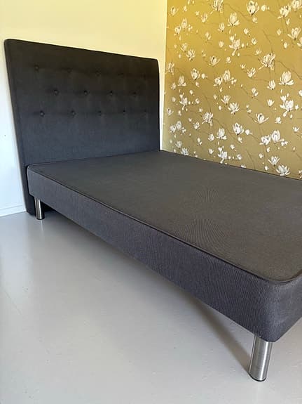 IKEA säng med hög gavel mörkgrå
