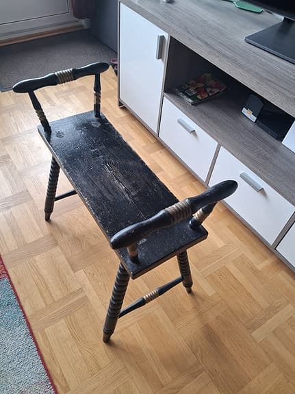 Svart träpall med handtag och svarvade ben