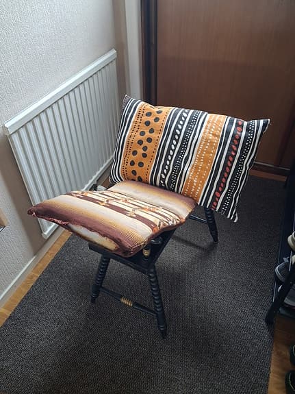 Svart träpall med handtag och svarvade ben
