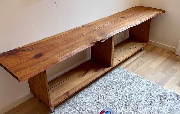 Exklusiv handgjord TV-bänk i massivt trä – unik design