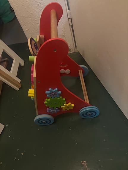 gåvagn i trä med aktivitetsleksaker