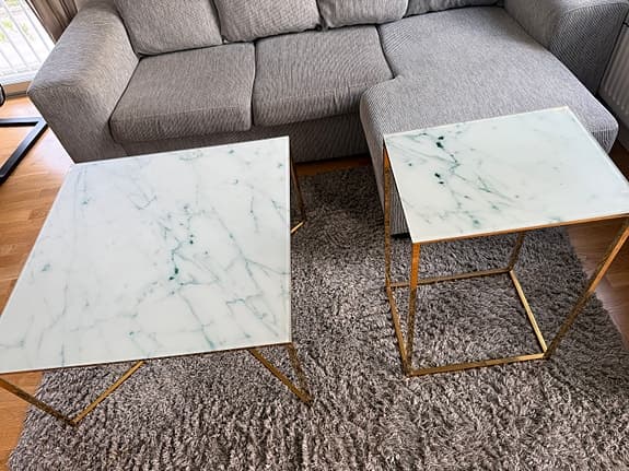 Marmor soffbord och sidobord med guldfärgad metallställning