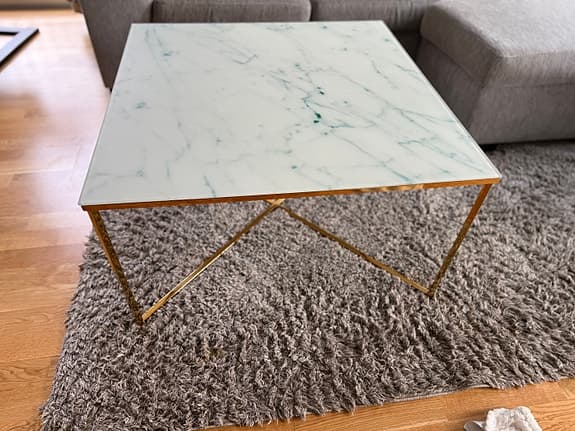 Marmor soffbord och sidobord med guldfärgad metallställning