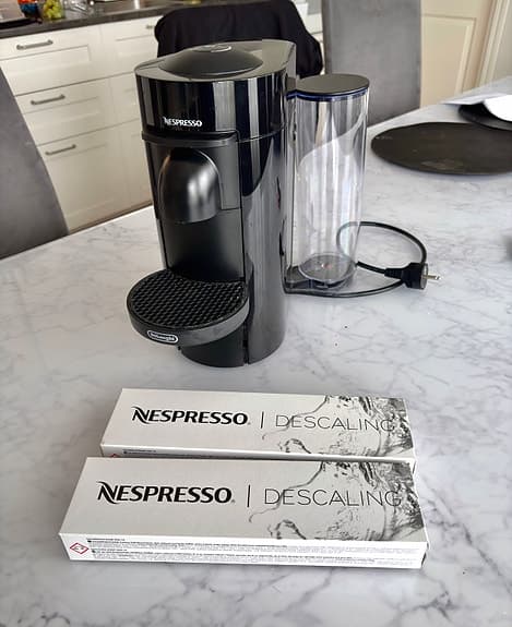 NESPRESSOVertuoPlus kaffemaskin av DeLonghi, Svart