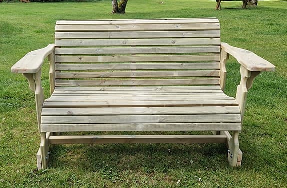 Bänk/Soffan med drickhållare i armstödet