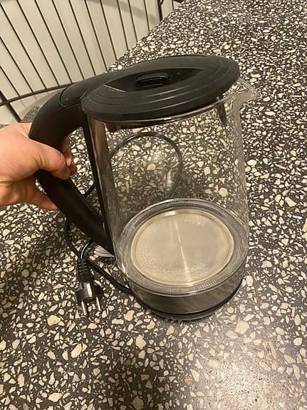 Mycket fin och antik vattenkokare i glas – elegant och praktisk.