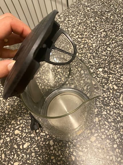 Mycket fin och antik vattenkokare i glas – elegant och praktisk.
