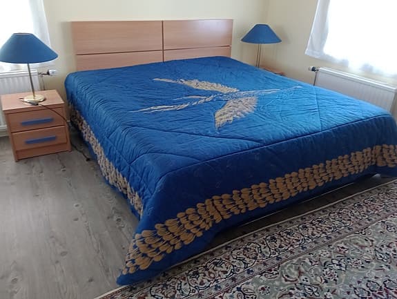 Sängöverkast och sänglampor