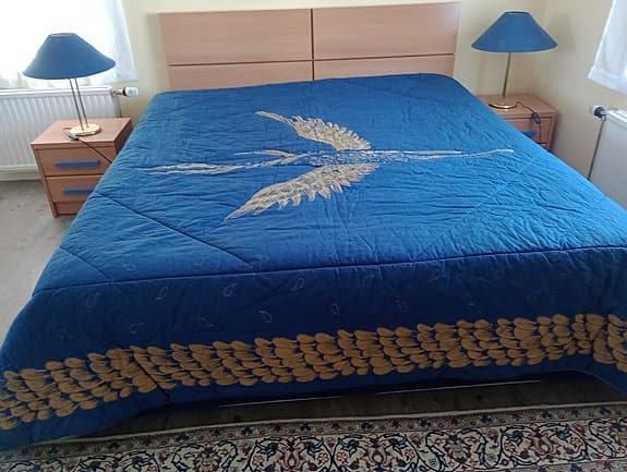 Sängöverkast och sänglampor