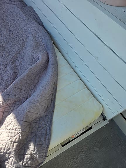 Lastpallssoffa med ryggstöd samt madrass