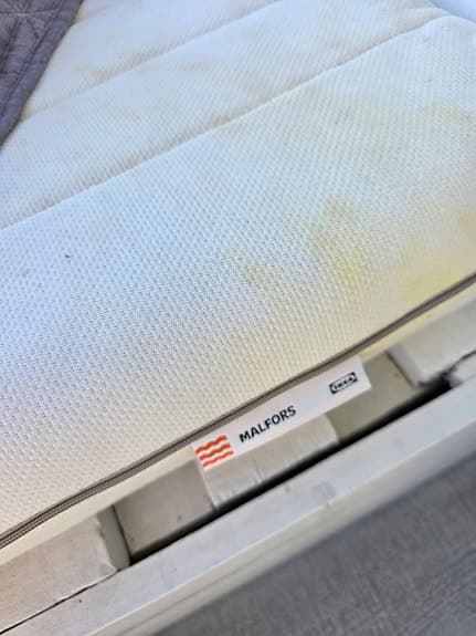 Lastpallssoffa med ryggstöd samt madrass