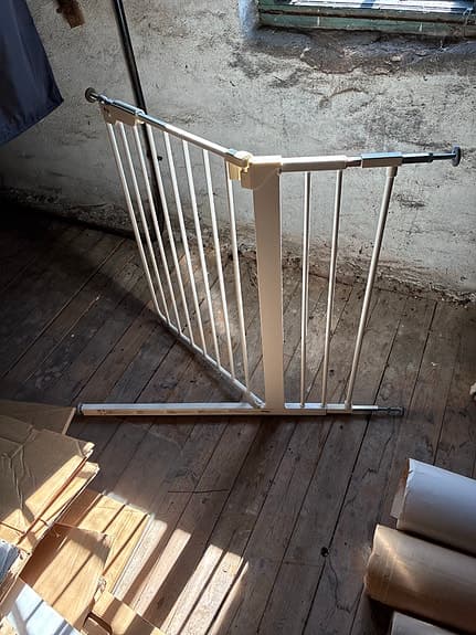 Vit grind / barngrind för dörr eller trappa