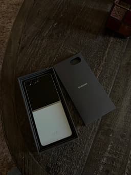 Samsung Galaxy Z Flip mobil 256 GB svart/vit