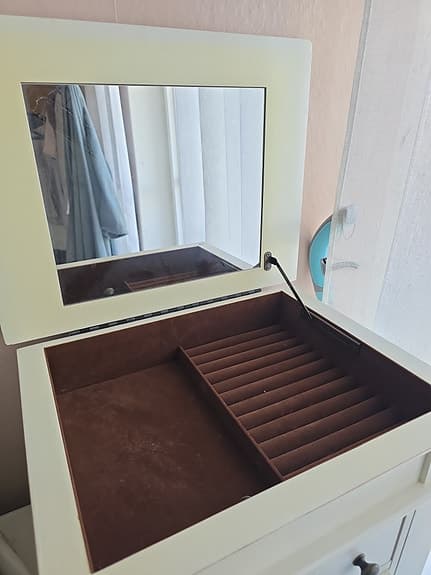 Hög smyckesbyrå från exklusiva amerikanska Ballard designs