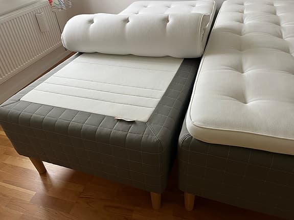 2 st Skotterud sängar och 2 st Tustna madrasser 90x200