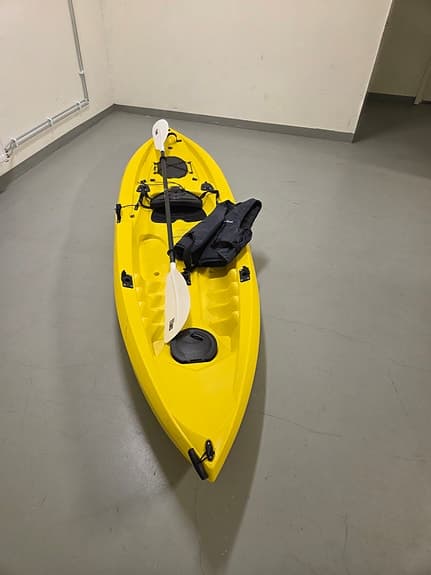 Gul sit-on-top kajak med paddel