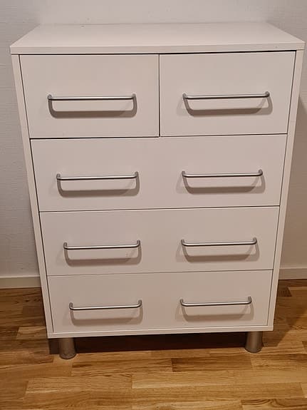 Vit byrå.