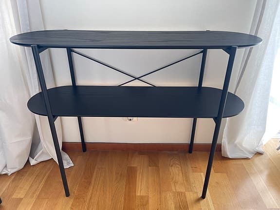 Svart sido/avlastningsbord med två hyllplan