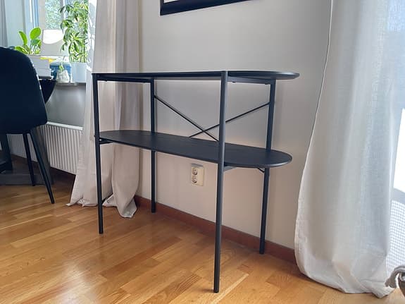 Svart sido/avlastningsbord med två hyllplan