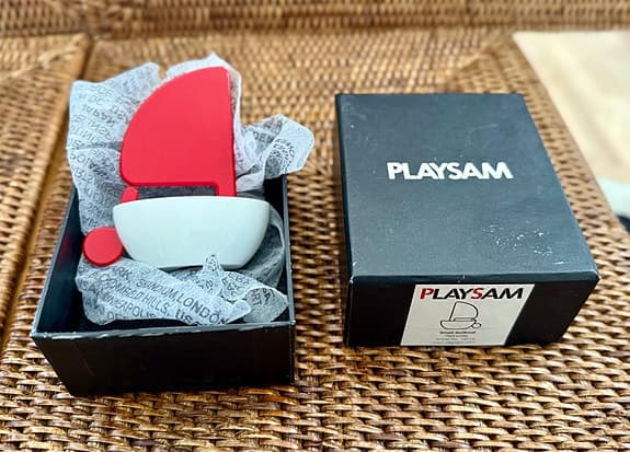 Elegant designleksak från PLAYsam – segelbåt i nyskick ⛵✨