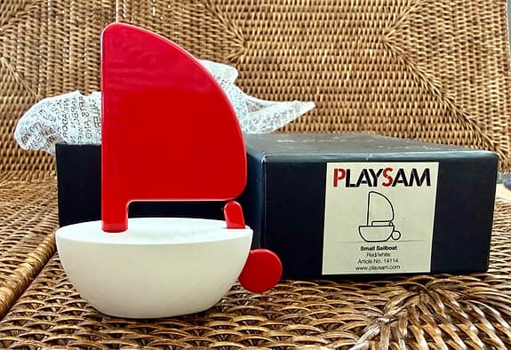 Elegant designleksak från PLAYsam – segelbåt i nyskick ⛵✨