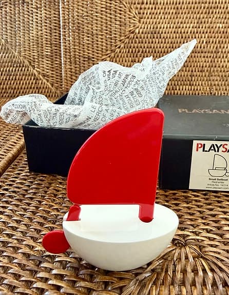 Elegant designleksak från PLAYsam – segelbåt i nyskick ⛵✨