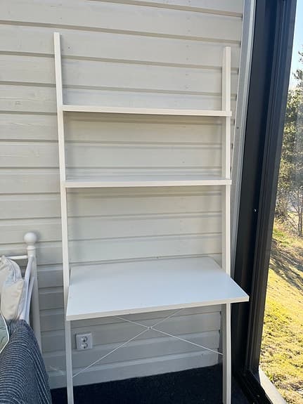 Hylla med skrivbord