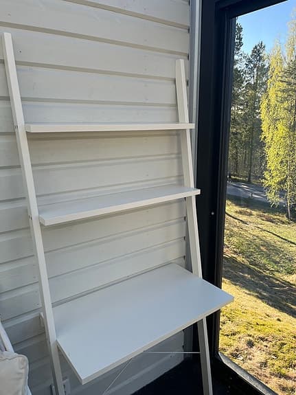 Hylla med skrivbord