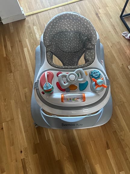 Beemoo play  gåstol med aktivitetsleksaker